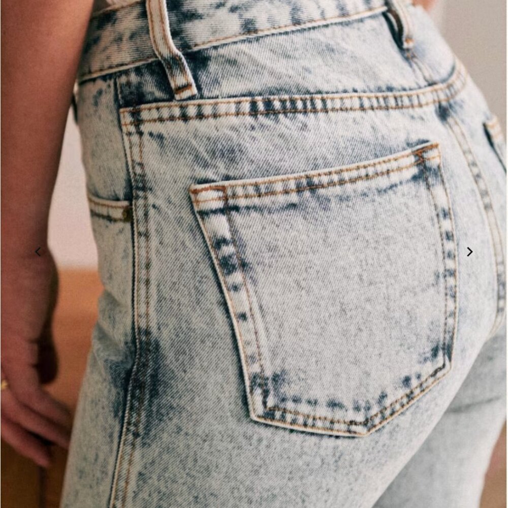 Sezane Women's Straight Leg Jeans in Light Acid Wash Blue - Picture 2 of 7